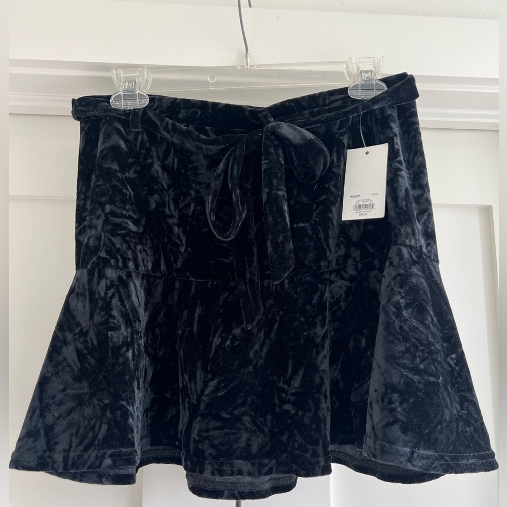 NWT Kohl’s Black Velvet Mini Skirt with Bow Tie